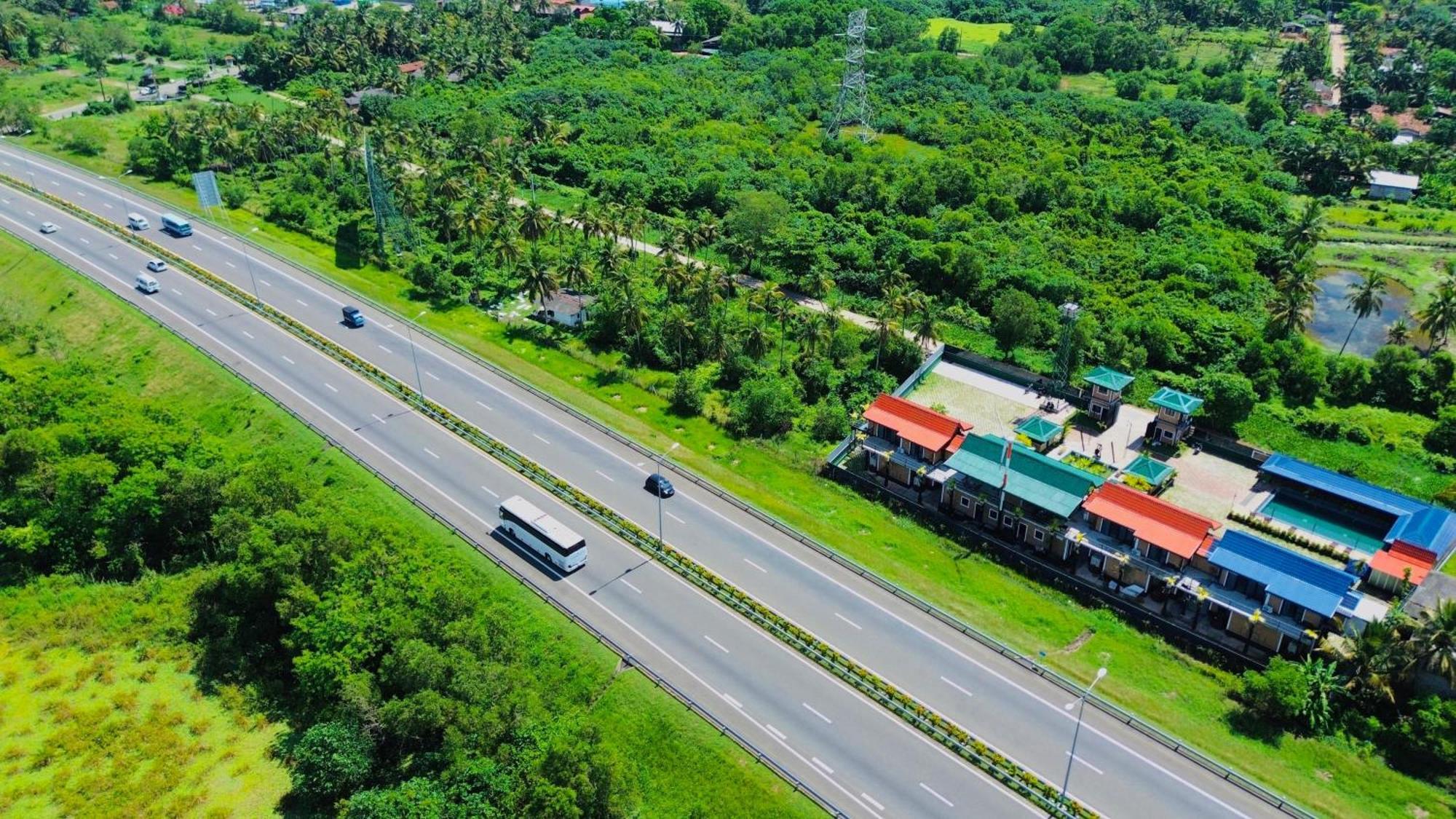 Waasala Transit Hotel Nikawatawana Exteriör bild