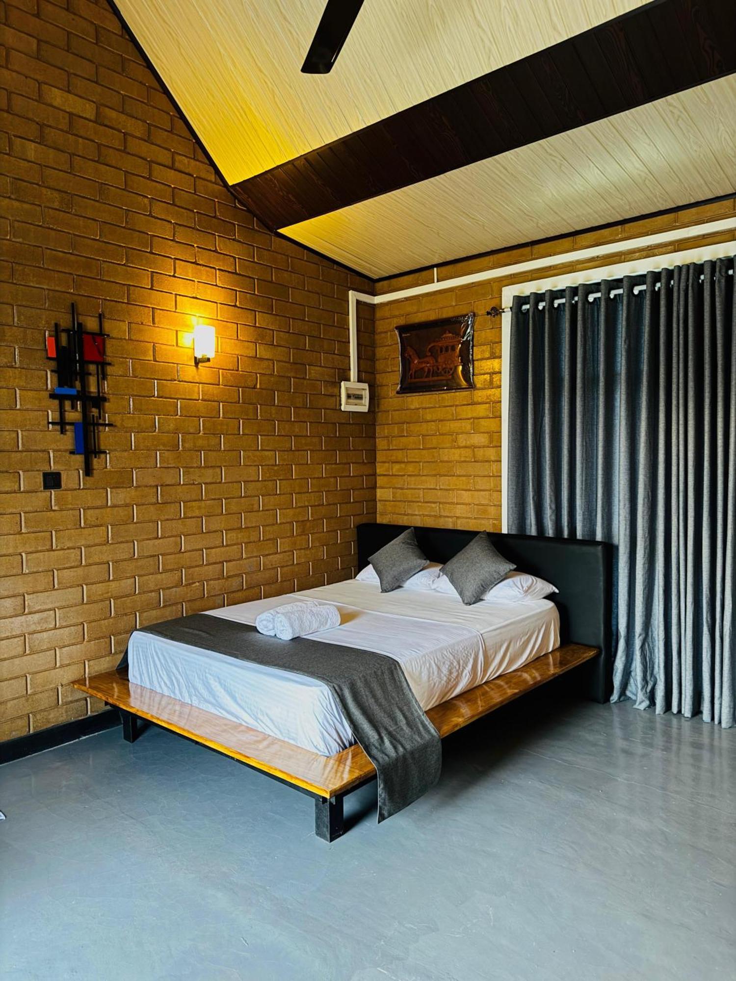Waasala Transit Hotel Nikawatawana Exteriör bild